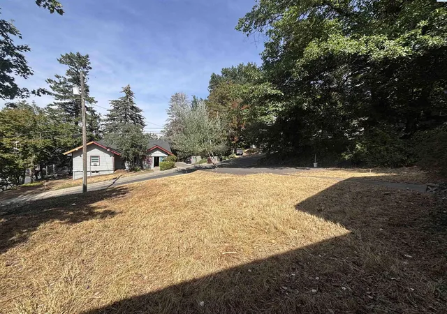 Photo 2 of Sale Pending at 960 Ne Maple St, Pullman, WA 99163 | MLS# PAC296124 | Listing updated on 2026-10-23