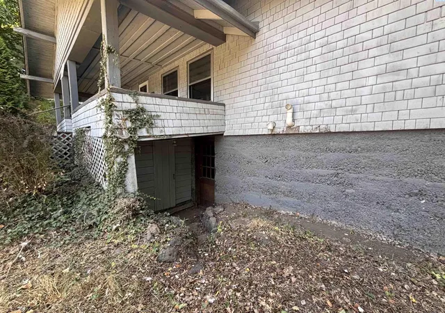 Photo 3 of Sale Pending at 960 Ne Maple St, Pullman, WA 99163 | MLS# PAC296124 | Listing updated on 2026-10-23
