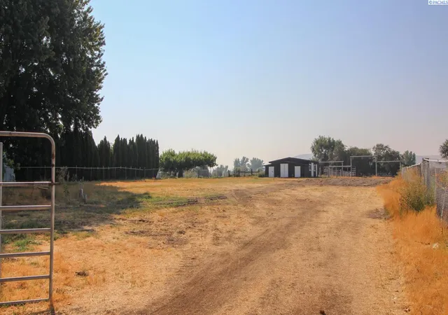 Photo 3 of Single family home for sale at 220709 E Game Farm Rd, Kennewick, WA 99337 | MLS# PAC296164 | Listing updated on 2026-10-22