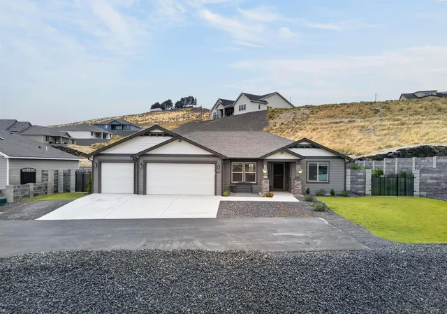 Photo 3 of Sale Pending at 6182 W 30th Place, Kennewick, WA 99338 | MLS# PAC296167 | Listing updated on 2026-10-21