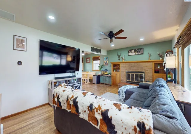 Photo 4 of Sale Pending at 27073 Ice Harbor Dr, Burbank, WA 99323 | MLS# PAC296192 | Listing updated on 2026-10-21
