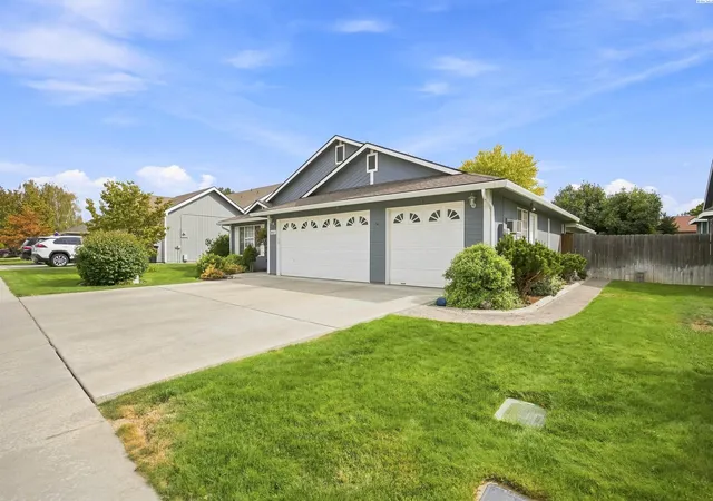 Photo 1 of Single family home for sale at 8827 W Klamath Ave, Kennewick, WA 99336 | MLS# PAC296199 | Listing updated on 2026-10-17