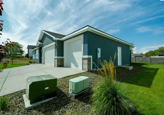 Photo 3 of Single family home for sale at 1071 N Grant Pl, Kennewick, WA 99336 | MLS# PAC296227 | Listing updated on 2026-10-20