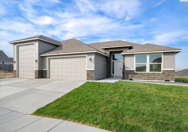 Single family home for sale at 2838 S Alaska St, Kennewick, WA 99338 | MLS# PAC296243