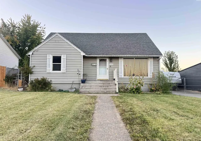 Photo 1 of Single family home for sale at 803 Crescent Dr, Grandview, WA 98930 | MLS# PAC296264 | Listing updated on 2026-10-16