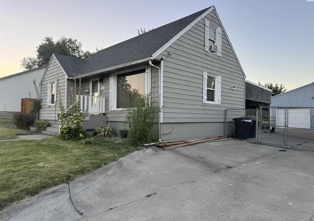 Photo 2 of Single family home for sale at 803 Crescent Dr, Grandview, WA 98930 | MLS# PAC296264 | Listing updated on 2026-10-16