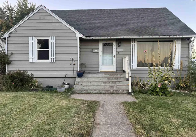 Photo 3 of Single family home for sale at 803 Crescent Dr, Grandview, WA 98930 | MLS# PAC296264 | Listing updated on 2026-10-16