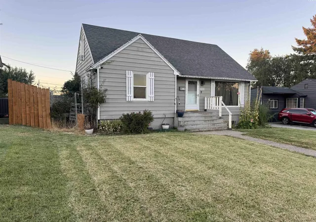 Photo 3 of Single family home for sale at 803 Crescent Dr, Grandview, WA 98930 | MLS# PAC296264 | Listing updated on 2026-10-16