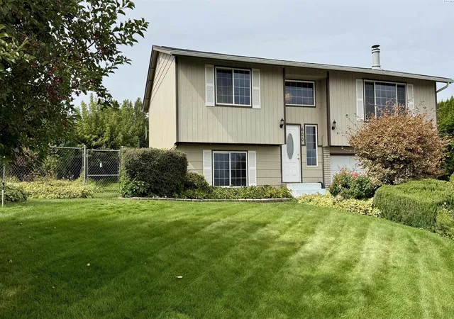 Photo 3 of Sale Pending at 600 Westwind Dr, Zillah, WA 98953 | MLS# PAC296320 | Listing updated on 2026-10-17