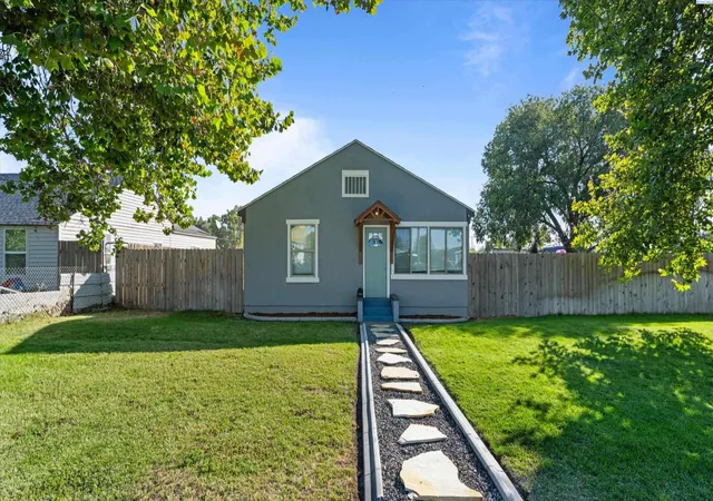 Photo 1 of Single family home for sale at 215 N 12th Avenue, Pasco, WA 99301 | MLS# PAC296359 | Listing updated on 2026-10-29