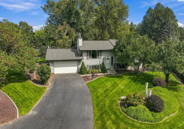 Photo 1 of Sale Pending at 1207 S Delaware St, Kennewick, WA 99338 | MLS# PAC296370 | Listing updated on 2026-10-21