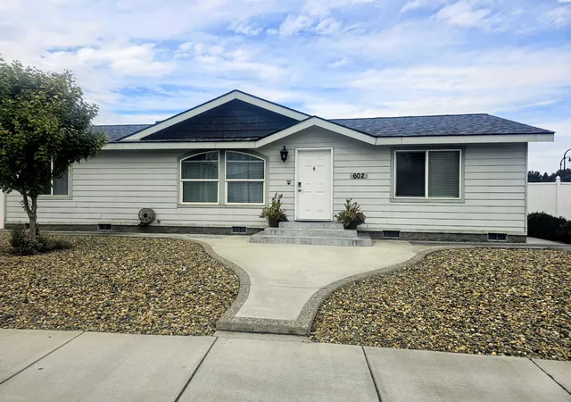 Manufactured home for sale at 602 New Gate Dr, Prosser, WA 99350 | MLS# PAC296373