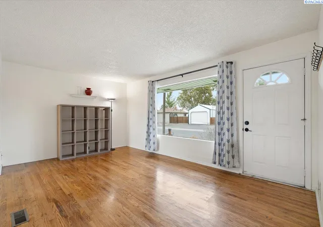 Photo 1 of Single family home for sale at 2035 Blue Ave, Richland, WA 99354 | MLS# PAC296405 | Listing updated on 2026-10-14