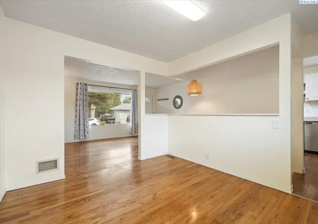 Photo 3 of Single family home for sale at 2035 Blue Ave, Richland, WA 99354 | MLS# PAC296405 | Listing updated on 2026-10-14