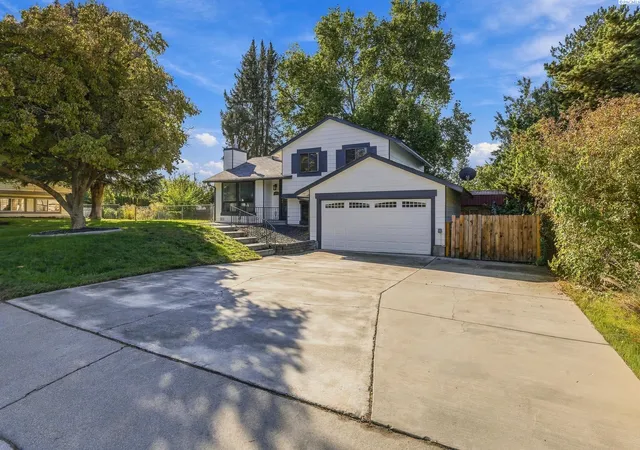 Photo 2 of Sale Pending at 525 Doubletree Ct, Richland, WA 99354 | MLS# PAC296473 | Listing updated on 2026-10-21