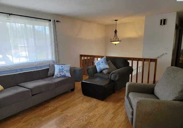 Photo 3 of Single family home for sale at 910 King St, Grandview, WA 98930 | MLS# PAC296514 | Listing updated on 2026-10-15