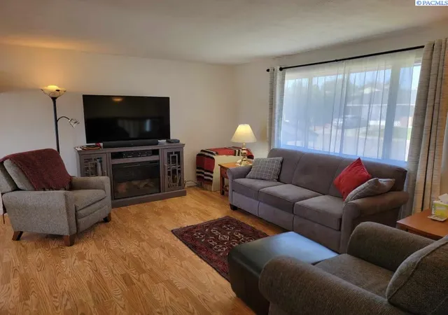 Photo 3 of Single family home for sale at 910 King St, Grandview, WA 98930 | MLS# PAC296514 | Listing updated on 2026-10-15