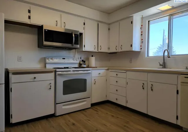 Photo 4 of Single family home for sale at 910 King St, Grandview, WA 98930 | MLS# PAC296514 | Listing updated on 2026-10-15