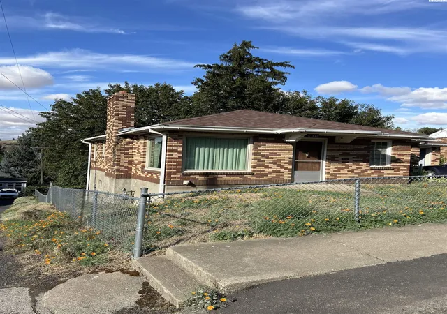 Single family home for sale at 311 E Fairview St, Colfax, WA 99111 | MLS# PAC296530