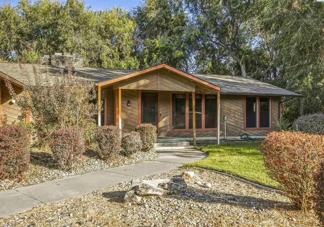 Single family home for sale at 815 S Anderson St, Kennewick, WA 99336 | MLS# PAC296540