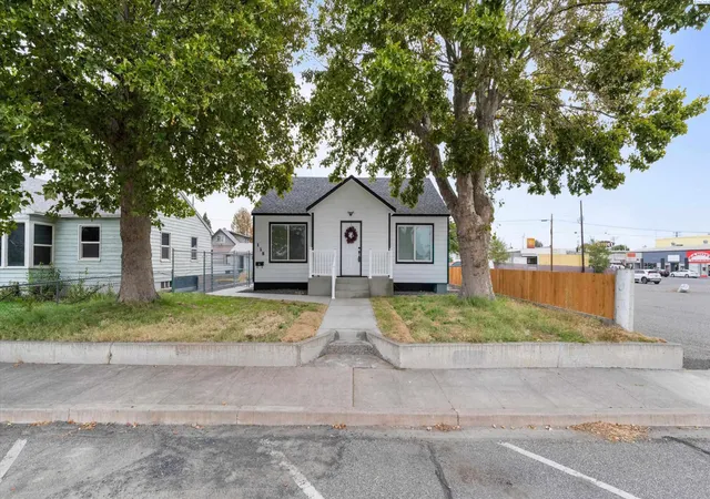 Photo 2 of Single family home for sale at 115 N 8th Avenue, Pasco, WA 99301 | MLS# PAC296544 | Listing updated on 2026-10-17