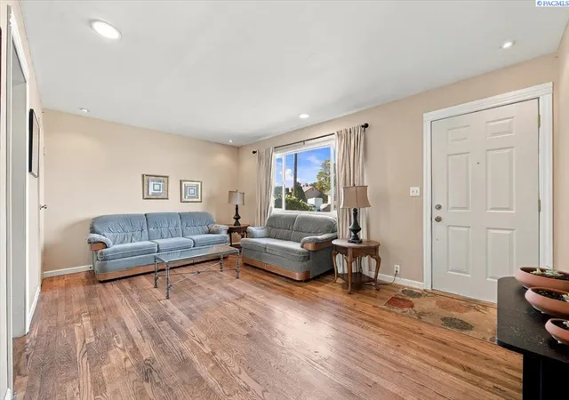 Photo 3 of Single family home for sale at 2006 Everest Ave, Richland, WA 99354 | MLS# PAC296600 | Listing updated on 2026-10-20