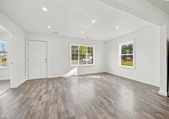 Photo 2 of Sale Pending at 1712 W Irving St, Pasco, WA 99301 | MLS# PAC296647 | Listing updated on 2026-10-21
