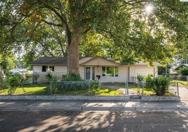 Photo 1 of Sale Pending at 1903 S Dayton Pl, Kennewick, WA 99337 | MLS# PAC296650 | Listing updated on 2026-10-21