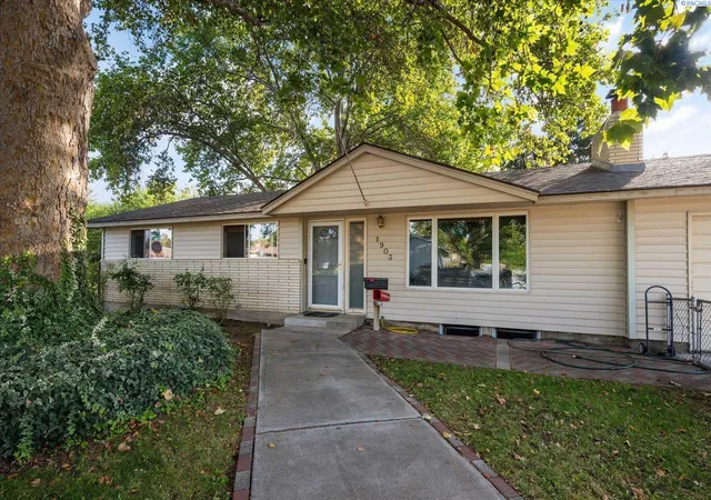 Photo 2 of Sale Pending at 1903 S Dayton Pl, Kennewick, WA 99337 | MLS# PAC296650 | Listing updated on 2026-10-21