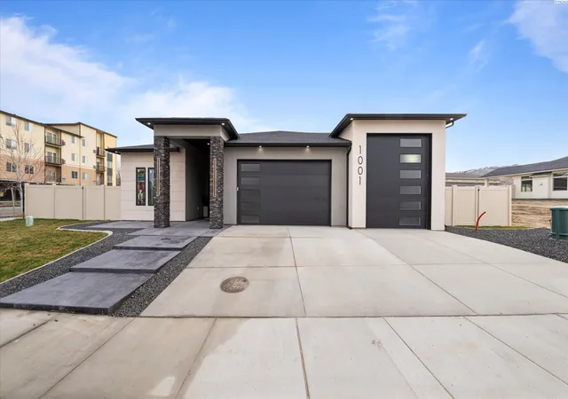 Photo 3 of Single family home for sale at 1001 S Florida Pl, Kennewick, WA 99338 | MLS# PAC296693 | Listing updated on 2026-10-16