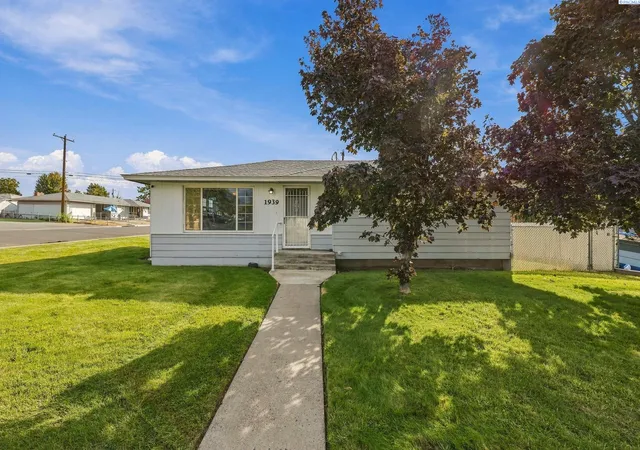 Photo 2 of Single family home for sale at 1939 N 18th Avenue, Pasco, WA 99301 | MLS# PAC296732 | Listing updated on 2026-10-14