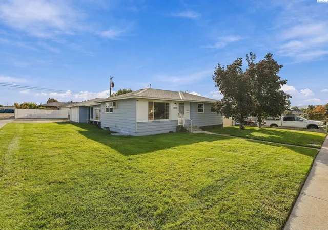 Photo 3 of Single family home for sale at 1939 N 18th Avenue, Pasco, WA 99301 | MLS# PAC296732 | Listing updated on 2026-10-14