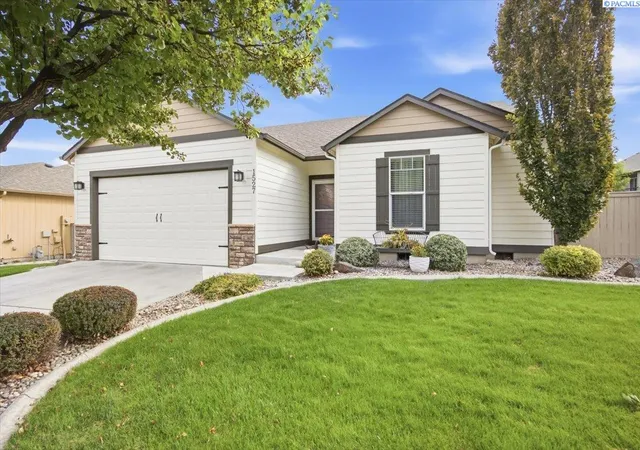 Photo 1 of Sale Pending at 1527 S Jefferson St, Kennewick, WA 99338 | MLS# PAC296761 | Listing updated on 2026-10-21