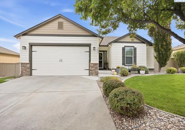 Photo 1 of Sale Pending at 1527 S Jefferson St, Kennewick, WA 99338 | MLS# PAC296761 | Listing updated on 2026-10-21