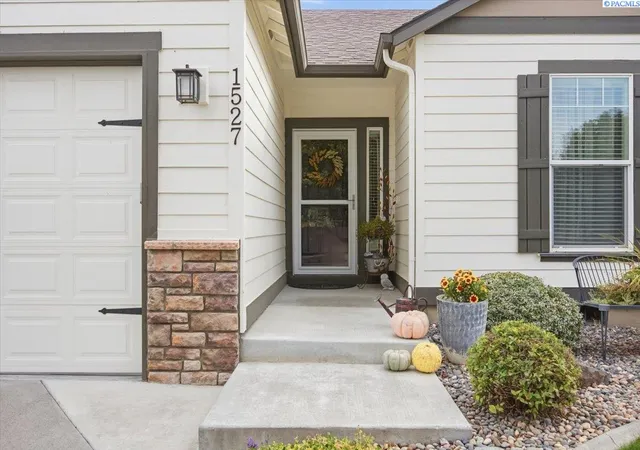 Photo 2 of Sale Pending at 1527 S Jefferson St, Kennewick, WA 99338 | MLS# PAC296761 | Listing updated on 2026-10-21