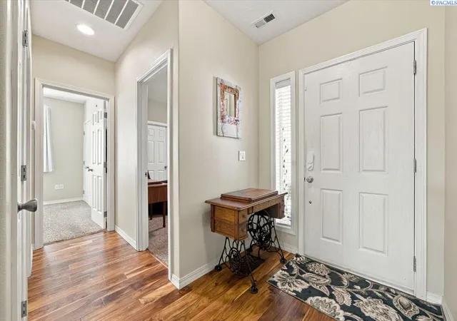 Photo 3 of Sale Pending at 1527 S Jefferson St, Kennewick, WA 99338 | MLS# PAC296761 | Listing updated on 2026-10-21