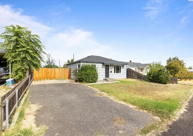 Photo 4 of Single family home for sale at 2314 W 4th Place, Kennewick, WA 99336 | MLS# PAC296772 | Listing updated on 2026-10-23