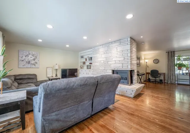 Photo 2 of Multi family home for sale at 925 Sw City View St, Pullman, WA 99163 | MLS# PAC296806 | Listing updated on 2026-10-18