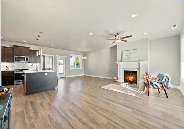 Photo 2 of Sale Pending at 3668 S Van Buren St, Kennewick, WA 99338 | MLS# PAC296821 | Listing updated on 2026-10-21