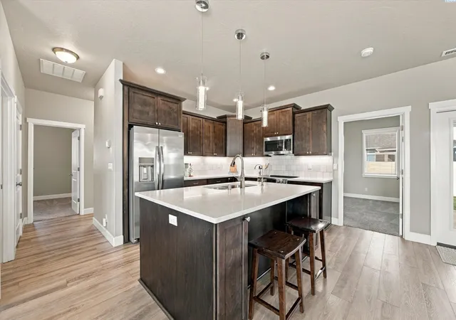 Photo 3 of Sale Pending at 3668 S Van Buren St, Kennewick, WA 99338 | MLS# PAC296821 | Listing updated on 2026-10-21