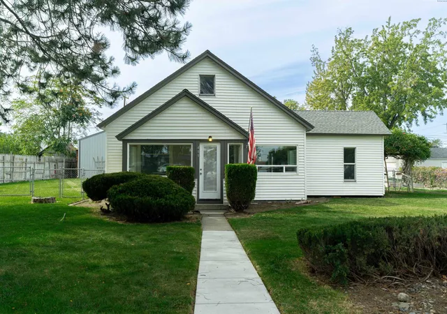 Photo 2 of Single family home for sale at 409 N Garfield St, Kennewick, WA 99336 | MLS# PAC296912 | Listing updated on 2026-10-18