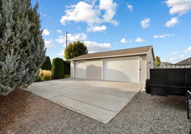 Photo 2 of Single family home for sale at 8211 Snoqualmie Dr, Pasco, WA 99301 | MLS# PAC296916 | Listing updated on 2026-10-20