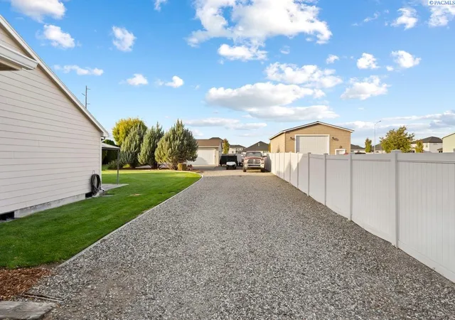 Photo 3 of Single family home for sale at 8211 Snoqualmie Dr, Pasco, WA 99301 | MLS# PAC296916 | Listing updated on 2026-10-20