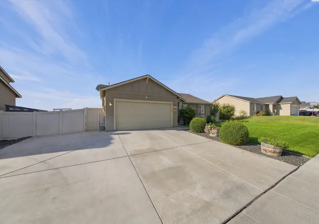 Photo 2 of Single family home for sale at 5814 Belmont Dr, Pasco, WA 99301 | MLS# PAC296932 | Listing updated on 2026-10-21