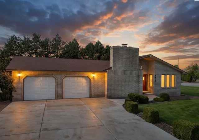 Photo 3 of Single family home for sale at 2610 S Vancouver St, Kennewick, WA 99337 | MLS# PAC296936 | Listing updated on 2026-10-23