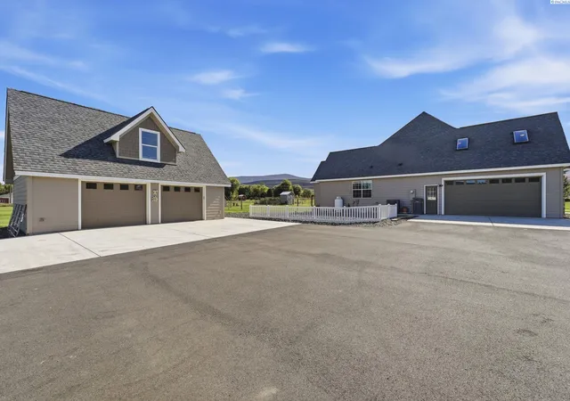 Photo 3 of Single family home for sale at 18705 S Quail Run Pr SW, Prosser, WA 99350 | MLS# PAC296948 | Listing updated on 2026-10-27