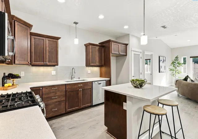 Photo 3 of Townhouse for sale at 1081 S Delaware St, Kennewick, WA 99338 | MLS# PAC296963 | Listing updated on 2026-10-22
