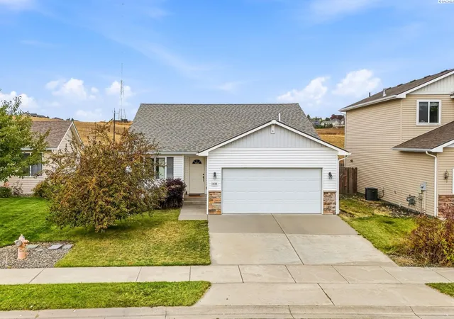 Single family home for sale at 1438 SW Lost Trl, Pullman, WA 99163 | MLS# PAC296978