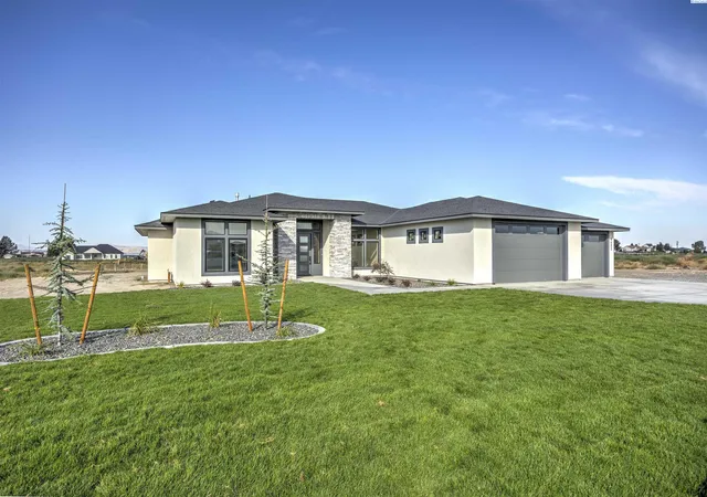 Photo 2 of Single family home for sale at 8402 Axil Ln, Pasco, WA 99301 | MLS# PAC297011 | Listing updated on 2026-10-23