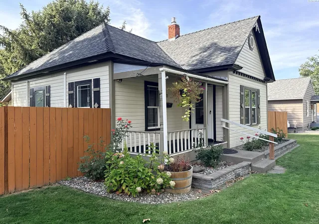 Single family home for sale at 711 Main St, Prosser, WA 99350 | MLS# PAC297020